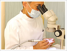実体顕微鏡ー精度の高い歯を作るために使います。